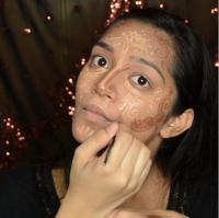 Скажите ей, что для извилин на лбу нужен серый карандаш.