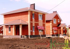 ... у нас как понахерачат параллелепипедов из красного кирпича - вроде и смотрится богато, но когда однотипными коробками вся улица застроена, это больше похоже на казармы