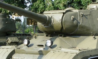 Вы и меня заинтересовали. Нашёл что это за танк. Видимо это ИС-1  из Киевского музея. (написано, что это ИС-1.) Хотя обратите внимание на маску. Это же маска ис2 44 год?