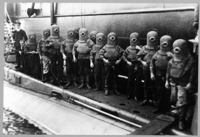 Экипаж подводной лодки в скафандрах, 1908 г.