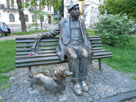 памятник великому актеру...