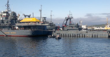 ок!:) Фотка июльская,тогда было действительно пусто,флот "учился" в Баренцухе! У причала учения ПДСС!