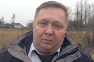 Вот это эксперимент !!!!

Не месяц надо жить,а с пол-года,а то и годик на МРОТ-глядишь и чиновников поменьше будет.С голоду перемрут.
И назовут эту эпоху-ГОЛОДОМОР ЧИНОВНИКОВ.
Эх мечты,мечты!!!!..........................
******************
Голодные игры. Как чиновник в течение месяца жил на МРОТ
Чиновник доказал, что нельзя прожить на МРОТ и нормы потребительской корзины.

Какая сумма нужна взрослому человеку в месяц, чтобы правильно, вкусно и полезно питаться? Минимального размера оплаты труда точно не хватит. В этом убедилсяглава Черновского сельского поселения в Ленинградской области Виталий Овлаховский. Чиновник провёл эксперимент, в рамках которого месяц питался только на МРОТ, который в Ленобласти составляет 7800 рублей. За время своего эксперимента Овлаховский похудел на 15 кг, а в течение восьми дней сидел только на воде, потому что у него закончилась еда. «Мне помог мой вес, — уверен чиновник. — Собственный естественный запас позволил мне урезать рацион. Вообще, конечно, я понял, что в потребительской корзине не хватает определённых продуктов, а МРОТ нужно поднимать как минимум на две тысячи рублей. Очень хочется, чтобы мой эксперимент прошёл не зря и принёс результаты».
"Аргументы и Факты"