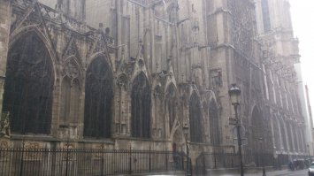 А мы вот на такой детский сад нарвались. С видом на Нотр-Дам.