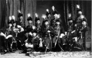 а не император Николай 2 ли по центру? он был зачислен в Преображенский полк