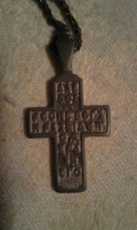 Вот мой крестик. Куплен и освещён в 2006 году, т.к. крестик, данный мне при крещении, был утерян. Это крестик древлеправославный, мужской. Женский имеет своеобразный узор по контуру.