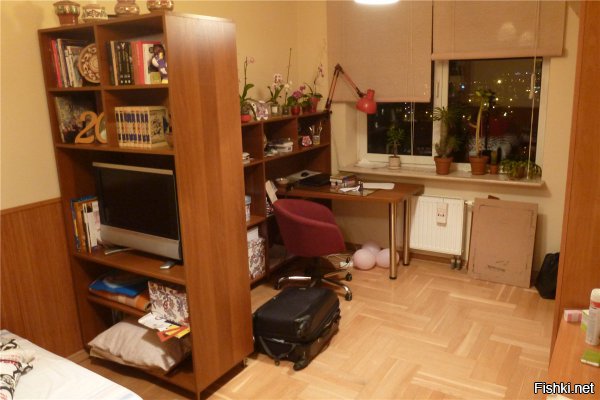 Я малой запилил стол с библиотекой в таком же углу
Сам нарисовал в автокаде, сам собрал
На бардак не смотреть!
Должны еще быть дверки, но кое-кто никак не определится с цветом )
Даже кресло на ваше похоже )