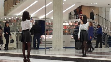 Выкладываю собственное недавнее наблюдение. Пришли неделю назад на культурное мероприятие в Кремлёвский дворец. Так получилось, что пришли аж за полчаса до начала, поэтому решили посидеть в фойе. Народу ещё немного, все не спеша фланируют под ручку. Кроме этой одинокой девушки. Которая подошла к зеркалу и начала себя снимать. Этому занятию она предавалась добрых 10 минут! Ей никто не мешал, к зеркалу, кроме неё, никто не подходил, и она вертелась в разные стороны, улыбалась и была очень довольна. Судя по туфелькам, в которых она была единственная (не поленилась взять переобувку), красота прикида для неё имеет значение, но пропадать красоте понапрасну она явно не даст!))) так и вижу, что в антракте она селфилась в туалете, там тоже зеркало есть))