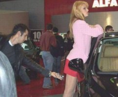 каким бы мастером тайных фотографий не был парень, надеюсь, ему хватило ума выключить вспышку! ))