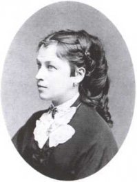 Она старушечка в посте, есть фотка где она помоложе.
И