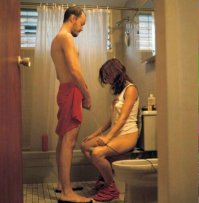 Перевод мягко говоря не точен... Там нет ни слова про "С ЭТОЙ..". И определения далеко не "придурок" и "стерва"
А во второй картинке не понятно что девчонка держит в руках... По-моему это пускатель шокера. Одно неосторожное движение парня и превед 300 вольт. :)