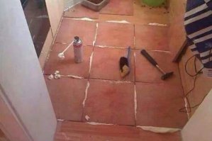 Плитку на пену? Шедеврально!:) А молоток зачем? Ногой придавил и нормуль!:)