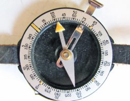 Вот источник радиации из детства, у многих такой был, у некоторых до сих пор. Если измерять в непосредственной близости со стороны стекла - фон до 220мкР/ч. Причина - светящаяся в темноте краска (люминофор). До 1970-х гг. соли радия-226 входили в состав светомассы постоянного действия (СПД), применявшейся в шкалах различных приборов(компасы, часы наручные, у летчиков в кабине практически все приборы с такой подсветкой).