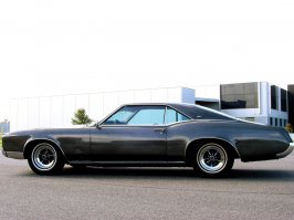 Насчет Поршика не согласен - очень специфичный дизайн.
Но я считаю что автодизайн умер лет 30 назад. Давайте вспомник как это было, обычные тачки ТЕХ лет.
Шеви Импала 67, Ситроен 50, Шеви Нова 70, Бьюик Ривьевра 67
А сейчас? Зализанные мыльницы.