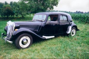 Насчет Поршика не согласен - очень специфичный дизайн.
Но я считаю что автодизайн умер лет 30 назад. Давайте вспомник как это было, обычные тачки ТЕХ лет.
Шеви Импала 67, Ситроен 50, Шеви Нова 70, Бьюик Ривьевра 67
А сейчас? Зализанные мыльницы.