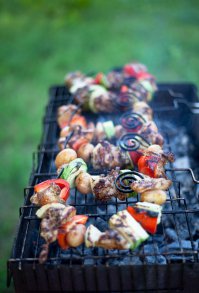 Для меня рецепт шашлыка один: ХОРОШЕЕ мясо, соль, перец,лук. ВСЕ!