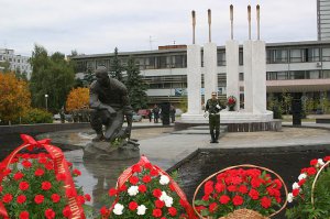 И БМП еще в сторонке стоит.