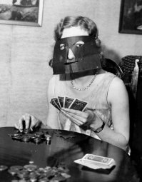 Маска для плавания меня "добила". Это точно только для дебила. Увидишь такую и точно утонешь и больше не всплывёшь.А дама с сигаретами, тоже полный пипец.Вот портативная домашняя сауна, это вещь.  Почему только не актуально? Устройство для отпугивания крыс, которое «мяукало» с разной периодичностью.до такой херни, только американцы могут додуматься. Ой, чуть не забыл баба с картами тоже полный отпад. Увидишь ночью и не проснёшься.