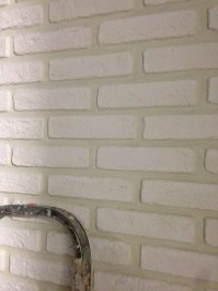 Выкину немного своего творения) 
Делал балкон и нишу в комнате кирпичом, на балкон драл плитку помельче - клеилась прекрасно на стену по разметке, а вот в нишу брал покрупней, там умотался подпорку для каждого ряда делать... 
п.с. на балкон (две стены) ушло без малого 1500 кирпичиков)