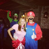 На первом - Джаред Падалеки с женой. Популярные костюмчики!)))