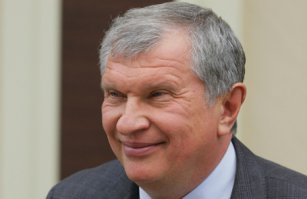 Там в нулях можно запутаться))

Да и политики - это не самые сливки.
Самый смак от вот где:

Члены правления корпорации «Роснефть» получили за 9 месяцев 2015 года 3,682 млрд руб., утверждается в отчетности компании по РСБУ. Так, топ-менеджмент компании заработал 682,071 млн руб., премии им составили 2,006 млрд руб., другие вознаграждения — 912,399 млн руб.

Всего в правление входят 11 человек, в прошлом году заработавших 2,797 млрд руб. Таким образом, рост их доходов составил 31%.

И это не смотря на миллиардные убытки и кризис