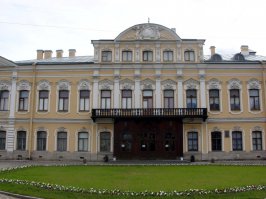 Ну или вот - аттиковый полуэтаж, завершенный лучковым фронтоном