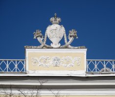 А вот собственно гербовый фронтон