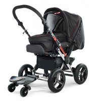 Первое фото идиотизм чистой воды. Ребенок болтается вниз головой, а если старший встанет, так вообще опрокинется.
Когда такая разница в возрасте, в чем проблма просто купить подножку для коляски?