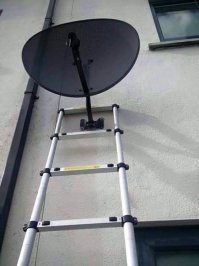 British antena installers, are so British! 
Наверное, хозяева чаем не угостили :)