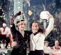 Обожаю этот фильм! Хочу поделиться некоторыми фактами о нем:
1. Кстати, во время съемок этого фильма Монро была беременна, поэтому она выглядит немного располневшей.
2. Поначалу рабочее название этого фильма было "Не сегодня, Жозефина".
3. После завершения съемок режиссер Билли Уайлдер не пригласил Монро на празднование этого события у себя дома. Звезде было сказано, что ее постоянные опоздания и непрофессиональное поведение стоили съемочной группе полмиллиона долларов. Уайлдер нелестно отзывался об актрисе после съемок и  когда его спросили о возможных новых совместных работах, он ответил: "Мой доктор и психиатр говорят мне, что я слишком стар и слишком богат, чтобы еще раз пройти через подобное.".
4. Русский перевод названия фильма считается наиболее удачным и подходящим.
5. Режиссер не был доволен голосом Жозефины в исполнении Тони Кертиса, поэтому в этих сценах актера дублировал другой человек.
6. На предварительном показе фильма аудитория так громко смеялась над сценой, когда Дафна объявляет о своей помолвке с Озгудом, что часть диалога нельзя было расслышать. Этот эпизод был переснят и был использован прием с маракасами и добавлены паузы между репликами.