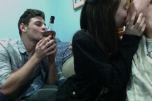 Мужик с виски в тему! А лишние тут парочка целующаяся. :)