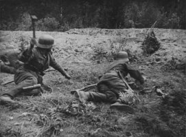 отличное фото! немец только собирается кинуть гранату, а наши ему уже прислали подарочек в виде ргд-33))