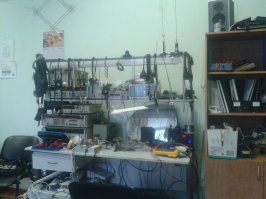 Да брось :) паяльника, паяльных станций тоже несколько и обычных паяльников в сейфе про запас еще штук 20 разных калибров.
Не дома а в гараже, просто небольшой автосервис помимо основной работы.