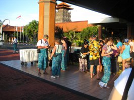 В саронг одевают даже туристов.