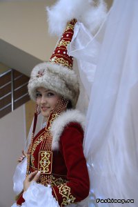 Фото молодоженов-казахов не правильная, там ногайцы, казахи вообще так не одеваются, тем более на свою свадьбу. Головной убор невесты - остроконечный, называется "саукеле". 
По-большому счету, свадебные обряды казахов обрисованы в посте неправильно, что вызывает пичальку