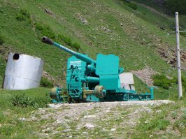 На кавказе пушки в горах. Где еще у вас есть возможность лупануть с пушки в гору?