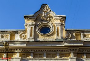 Вместо аттика показан антаблемент, не?
Аттик - это стенка над карнизом антаблемента же, судя по определению. Как то так: