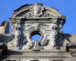 В чем разница принципиальная между этими двумя вещами?
Желтая - фронтон. Серая - аттик. Я не вижу никакой разницы, кроме формы, ессно.