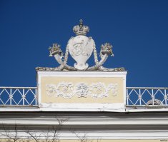 В чем разница принципиальная между этими двумя вещами?
Желтая - фронтон. Серая - аттик. Я не вижу никакой разницы, кроме формы, ессно.