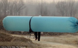 Фото1: самая легкая работа для грузчика. В надувном баллоне - краденый газ.
Все следующие фото: грузчики проявляют творческий подход во всем мире.