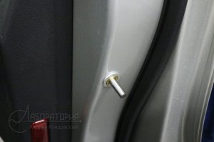 Скорее всего там был установлен «периметр», то-есть в дверях дополнительные штыри подключённые к сигнализации.