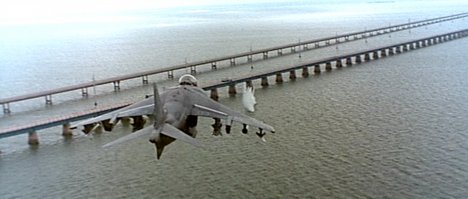 этот мост как-то Шварц уже разок испортил (True Lies), так что ничего, починят