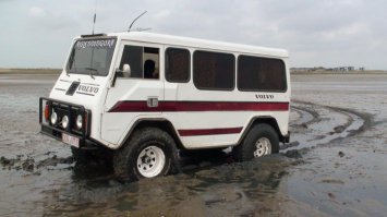 Полноприводные минивены уже придуманы: Hyundai Starex, Toyota Hiace, Nissan Caravan. Сделайте только заводские опции, которые сейчас гаражные мастера наваривают.
И если глянуть мировой опыт, даже на роль транспорта судного дня есть конкуренты.