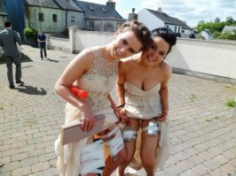 Увидел фотку и вспомнил одну историю... Приходим мы с другом в ресторан. Всё цивильно так. Зазнакомились мы с девчонками за соседнем столом. Пригласили их за свой стол. Я подзываю официанта и хочу заказать еще бухла. А девочки такие все: "Не надо. Мы уже выпили. Нам хватит... Вот это мартини допьем, которое ужа заказали и всё." Ну нет так нет...проходит минут 20...прихожу с толчка. На столе пузырь мартини тот же, но полный! И друг угарает сидит.
Короче, дефки прожженые. Приходят и заказывают одну бутылку, а сами с собой проносят такой же мартини. К вечеру эта бутылка менялась еще два раза)))