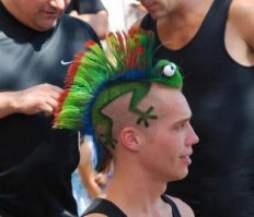 Это дико круто: девушки выбривают узоры на затылке 