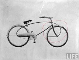 мне так показалась, но рама то цельная и захватывает переднее колесо , поворачивать то как ?