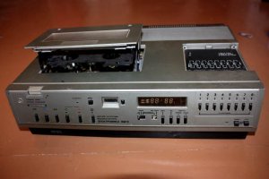 Почему то не вспомнили фильм 90... с АРНИ ! Смотрели еще в видеосалонах и дома на Советских видиках ВМ-12