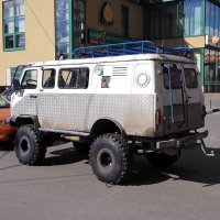 что тут не так? зачем останавливаться? машинка явно для джипинга/охоты/рыбалки.