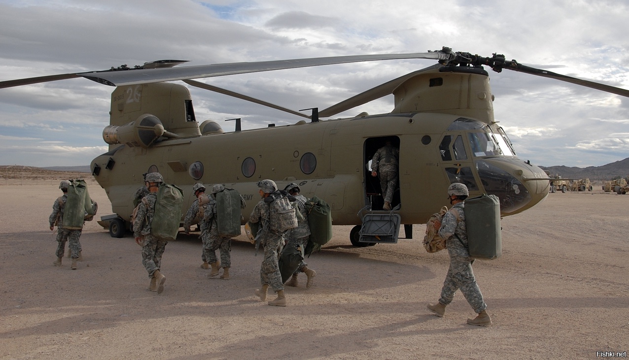 Вертолет перебрасывал отряд. Ch 47 Chinook USA Military. Вертолет Чинук сил специальных операций. Десантный вертолет. Военные десантные вертолеты.