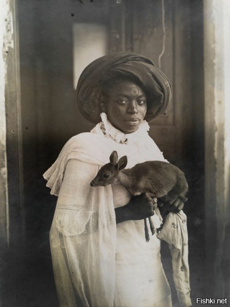 6. Молодая кенийская женщина держит своего ручного оленя. Момбаса, март 1909 


Молодая современная женщина с ручным оленем